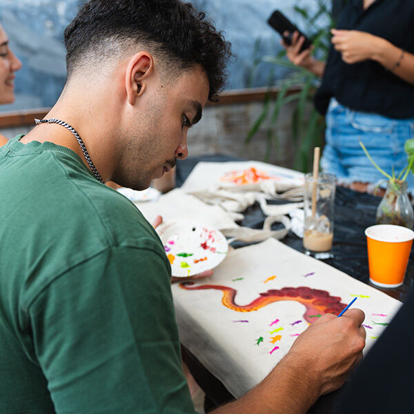 talleres de arte con todo tipo de personas de diferentes edades